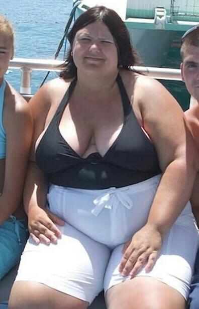 19P Mature ladies braless cleavage pokies 140