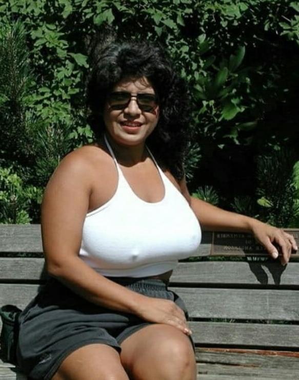 19P Mature ladies braless cleavage pokies 140