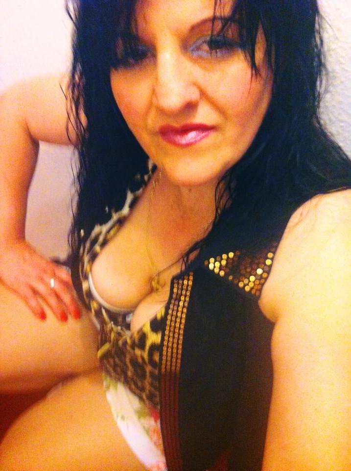 25P ROU ROMANIAN MILFS 54 MOM HAS A GREAT CLEAVAGE