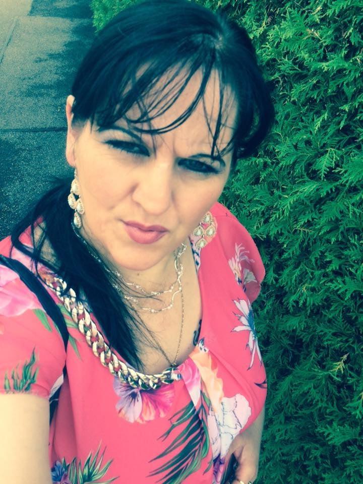 25P ROU ROMANIAN MILFS 54 MOM HAS A GREAT CLEAVAGE