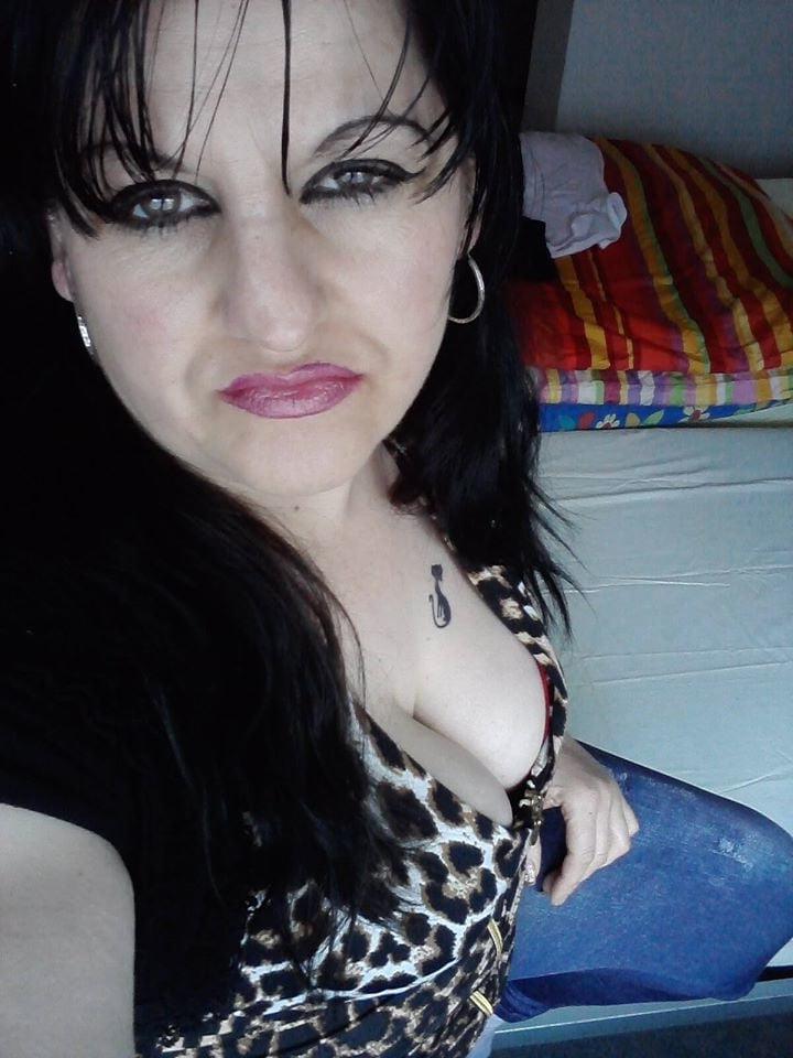 25P ROU ROMANIAN MILFS 54 MOM HAS A GREAT CLEAVAGE