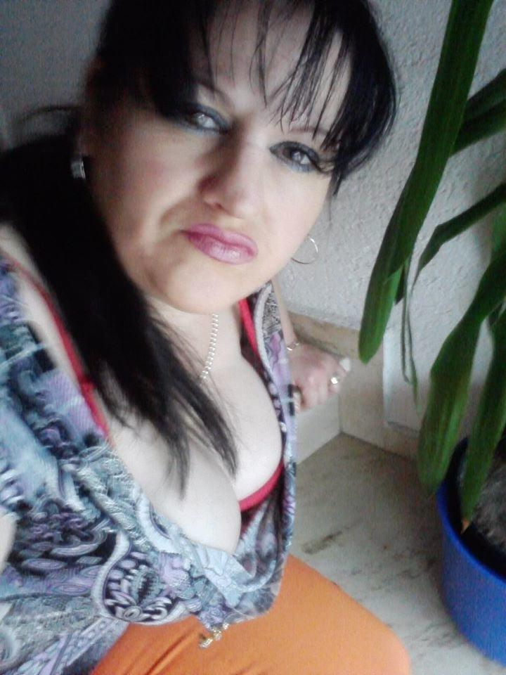 25P ROU ROMANIAN MILFS 54 MOM HAS A GREAT CLEAVAGE