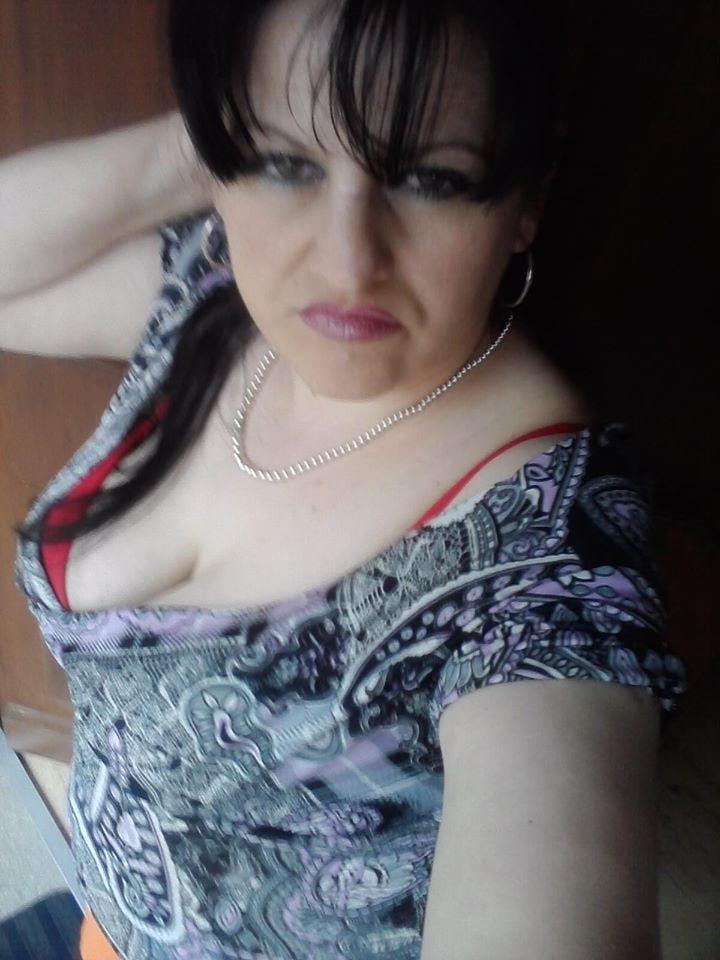25P ROU ROMANIAN MILFS 54 MOM HAS A GREAT CLEAVAGE