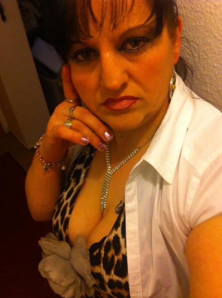 25P ROU ROMANIAN MILFS 54 MOM HAS A GREAT CLEAVAGE