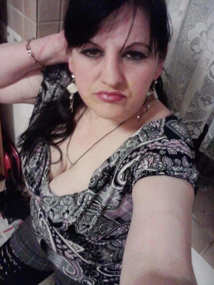 25P ROU ROMANIAN MILFS 54 MOM HAS A GREAT CLEAVAGE