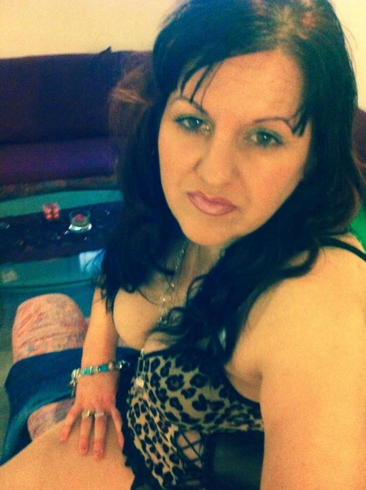 25P ROU ROMANIAN MILFS 54 MOM HAS A GREAT CLEAVAGE