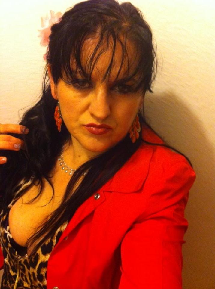 25P ROU ROMANIAN MILFS 54 MOM HAS A GREAT CLEAVAGE