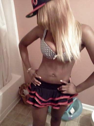 22P Busty Black tease From SmutDates.com