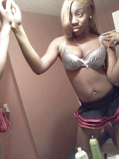 22P Busty Black tease From SmutDates.com