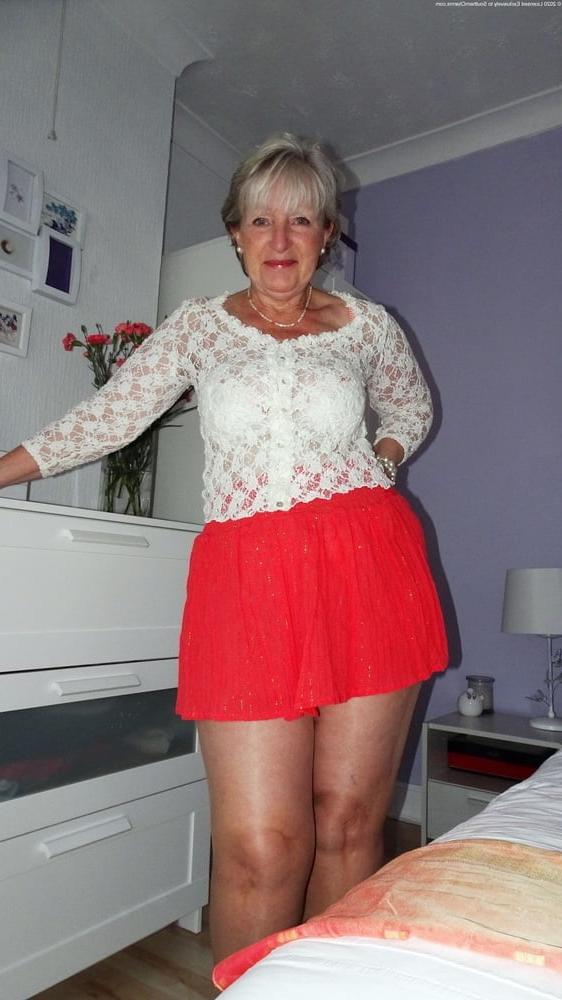25P Sexy Grandma Spread her Legs 6