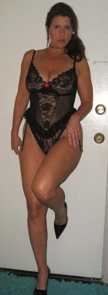 25P Sexy Grandma Spread her Legs 6