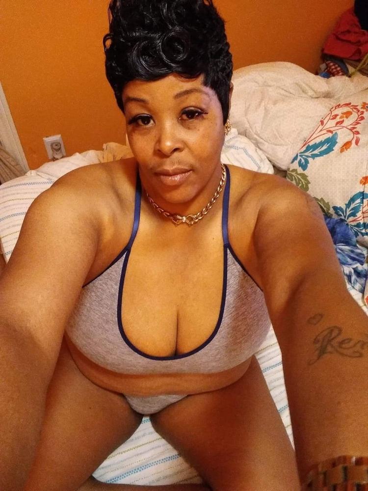 25P Black Grandma wants love 2020