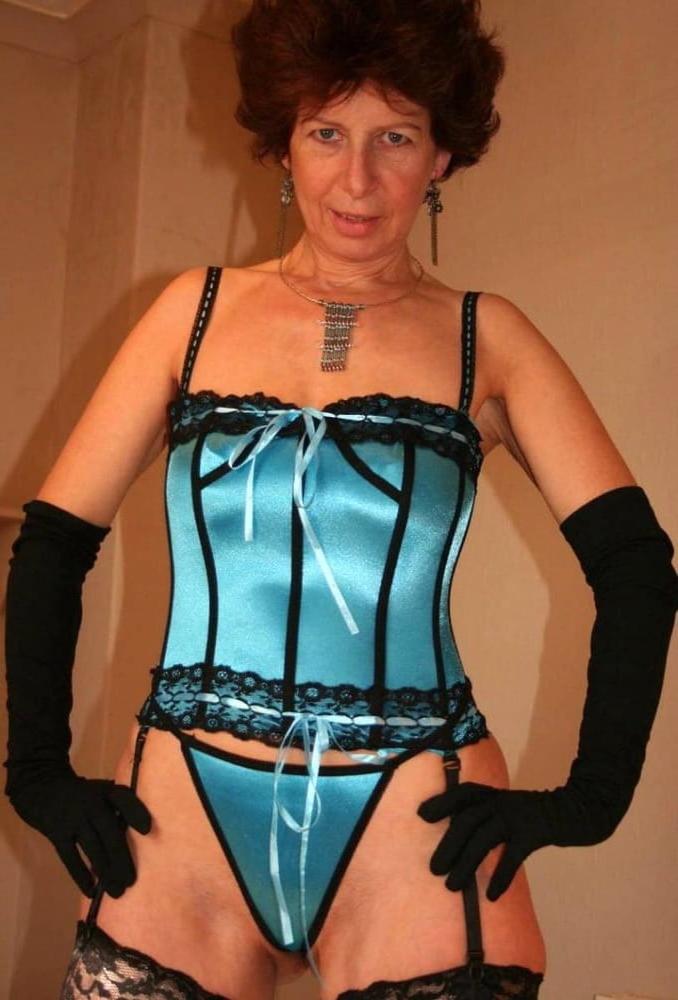 25P Sexy Grandma Spread her Legs 5
