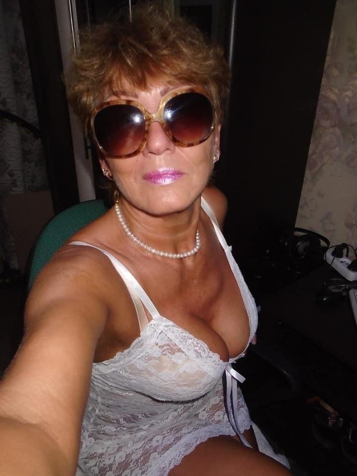25P Sexy Grandma Spread her Legs 5