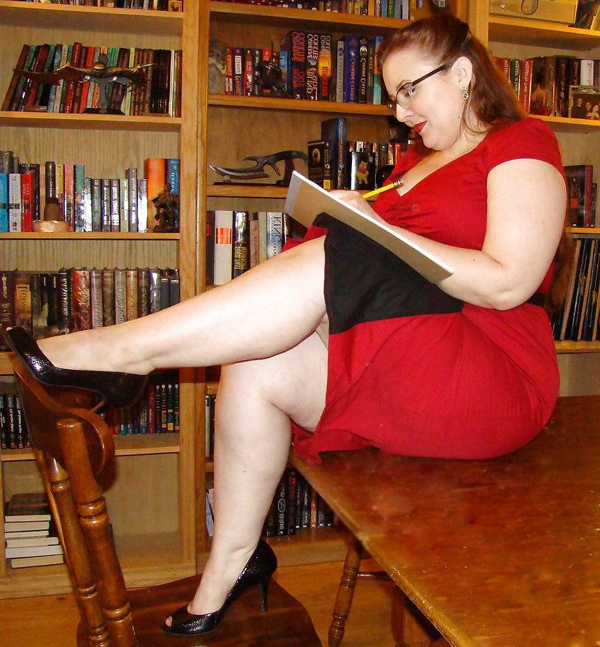 25P Voluptuous Burlesque, Pin-up and Retro Women 6