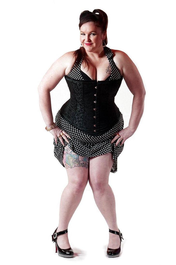 25P Voluptuous Burlesque, Pin-up and Retro Women 6