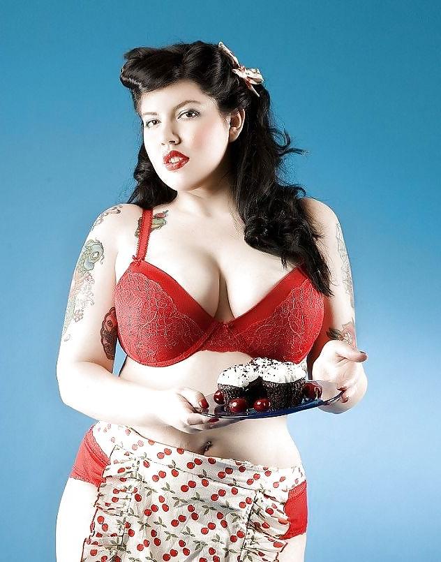 25P Voluptuous Burlesque, Pin-up and Retro Women 6