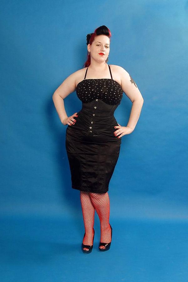 25P Voluptuous Burlesque, Pin-up and Retro Women 6