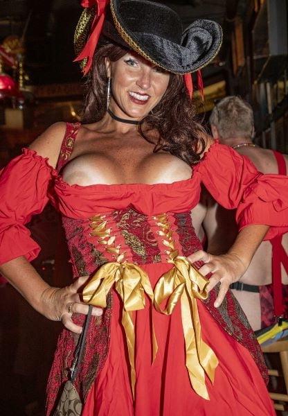 20P Mature ladies braless cleavage pokies 139