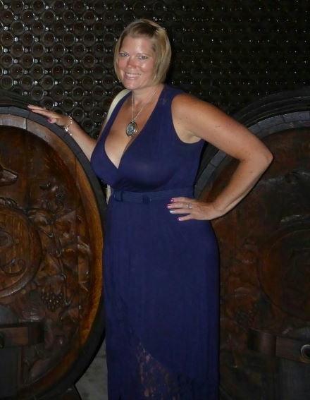 20P Mature ladies braless cleavage pokies 139