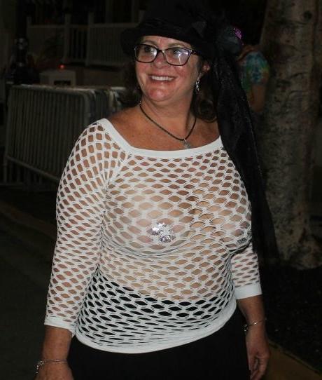 20P Mature ladies braless cleavage pokies 139