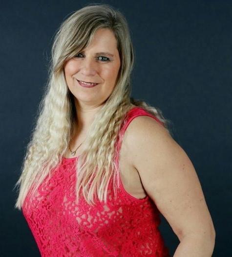 20P Mature ladies braless cleavage pokies 139