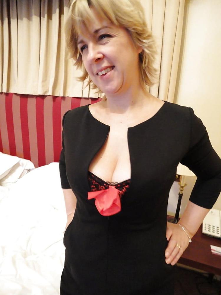 20P Mature ladies braless cleavage pokies 139