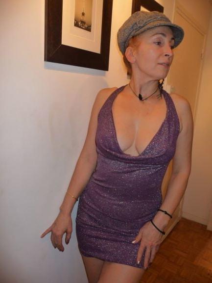 20P Mature ladies braless cleavage pokies 139