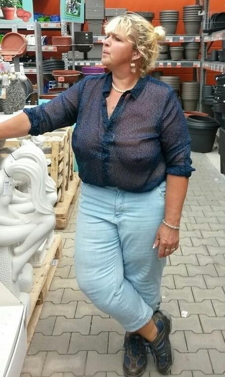 20P Mature ladies braless cleavage pokies 139