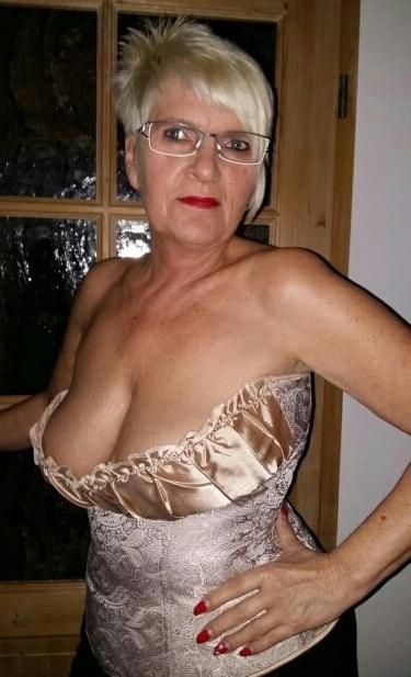 20P Mature ladies braless cleavage pokies 139