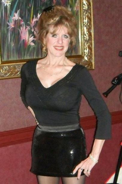 20P Mature ladies braless cleavage pokies 139