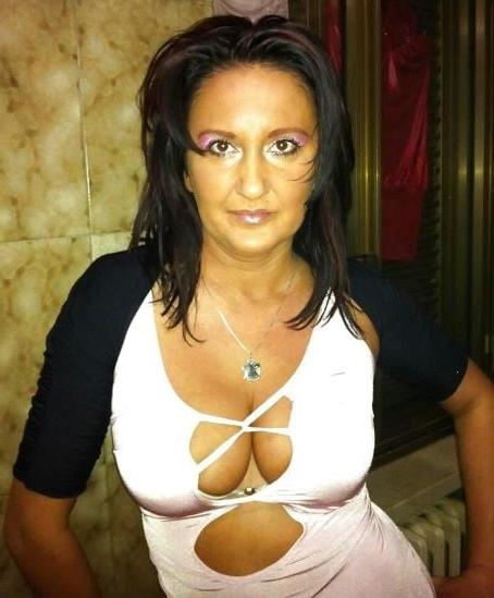 20P Mature ladies braless cleavage pokies 139