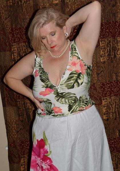 20P Mature ladies braless cleavage pokies 139