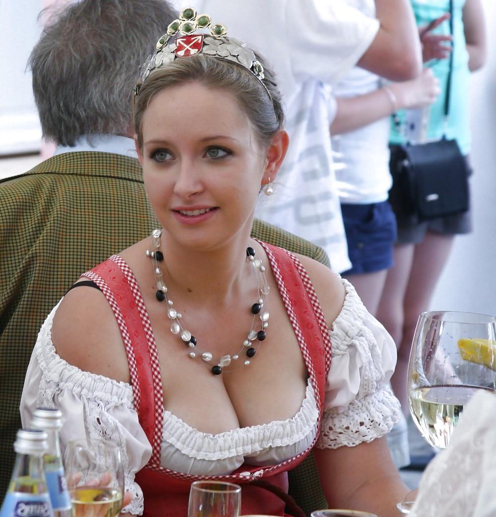 25P Teenie Cleavage Queens