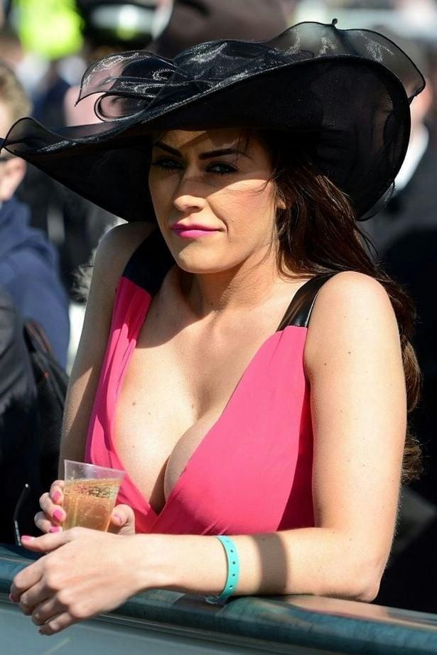 20P Mature ladies braless cleavage pokies 138