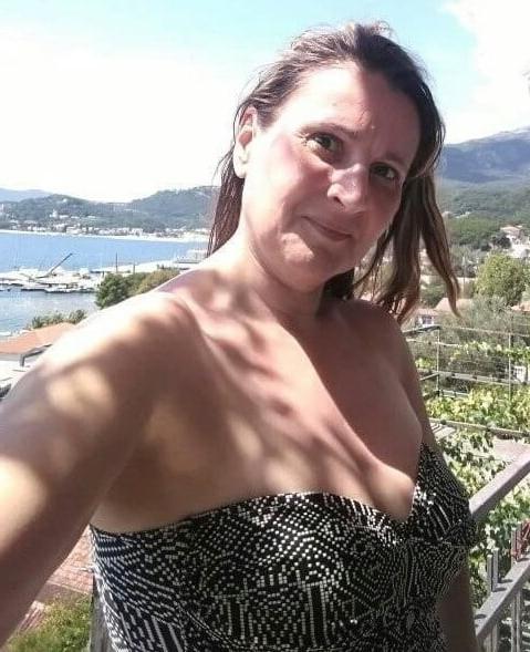 20P Mature ladies braless cleavage pokies 138