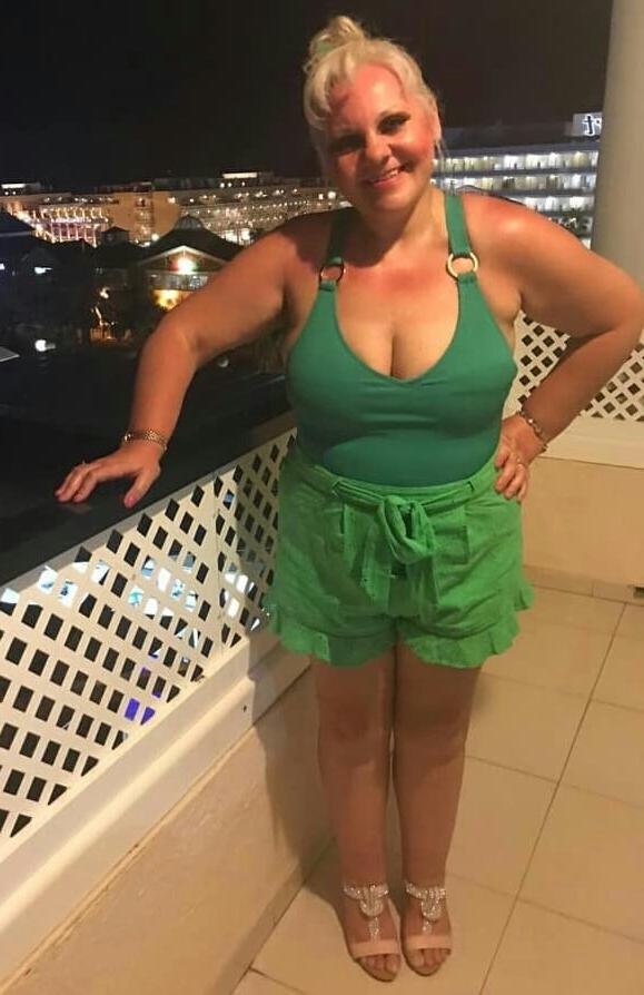 20P Mature ladies braless cleavage pokies 138