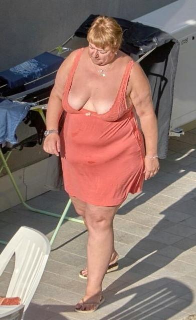 20P Mature ladies braless cleavage pokies 138