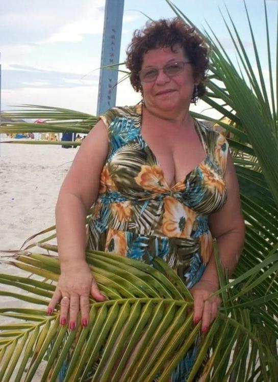 20P Mature ladies braless cleavage pokies 138