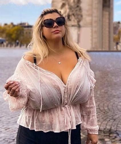 20P Mature ladies braless cleavage pokies 138