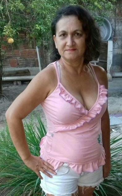20P Mature ladies braless cleavage pokies 138