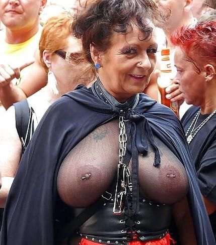 20P Mature ladies braless cleavage pokies 138