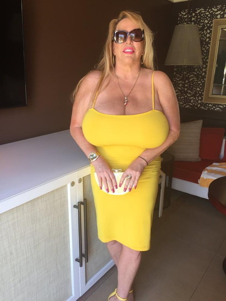 25P Sexy Grandma Spread her legs 3