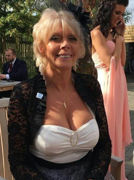 17P Mature ladies braless cleavage pokies 137