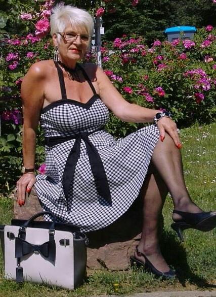 17P Mature ladies braless cleavage pokies 137