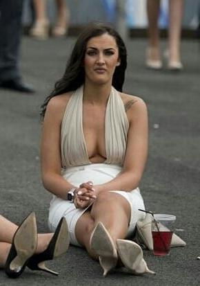 17P Mature ladies braless cleavage pokies 137