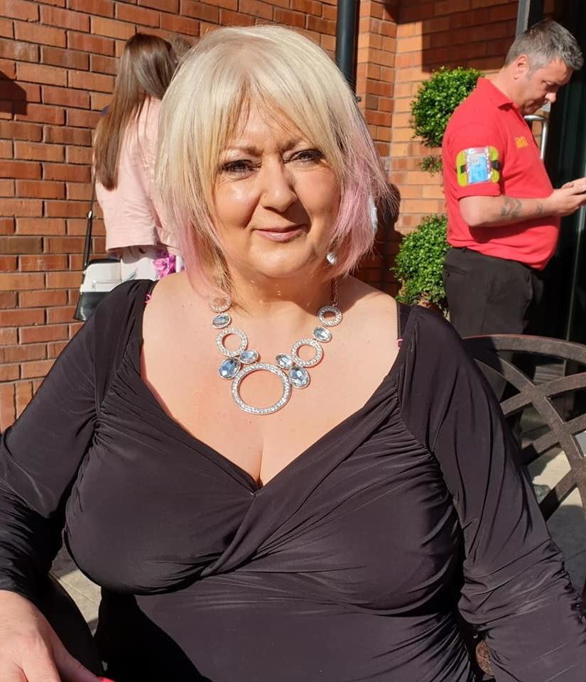 17P Mature ladies braless cleavage pokies 137