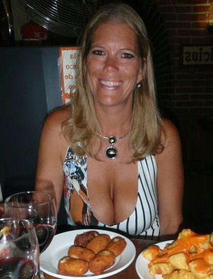 17P Mature ladies braless cleavage pokies 137