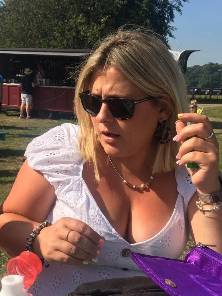 17P Mature ladies braless cleavage pokies 137