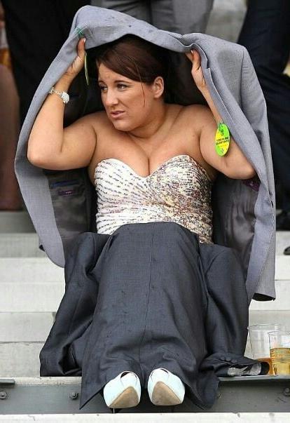 17P Mature ladies braless cleavage pokies 137